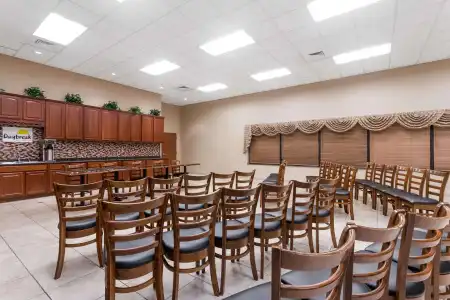 Days Inn & Suites by Wyndham Lakeland - 15