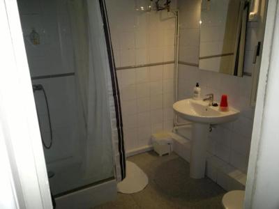 Ally's Guest House Barcelona B&B - 56