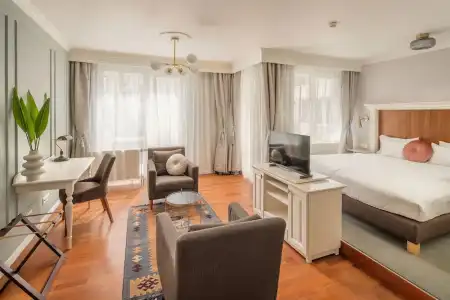 Queen's Court & Residence - 131