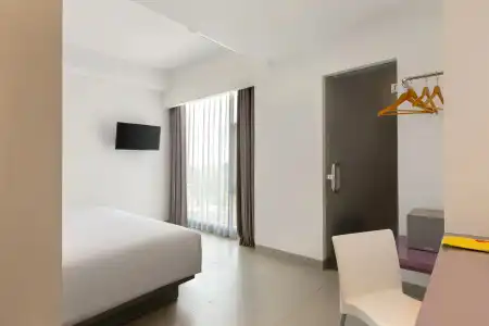 Amaris Slipi - 26