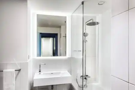 Courtyard by Marriott Prague Airport - 8