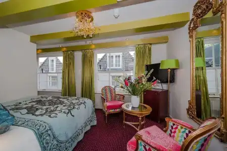 Ambassade - 107
