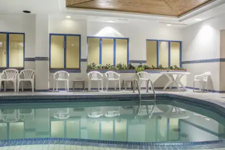 Comfort & Suites - 15