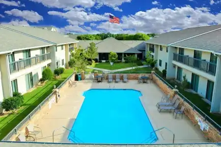 Ashmore Inn and Suites - 8