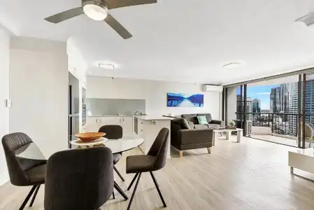 Surfers Century Oceanside Apartments - 34