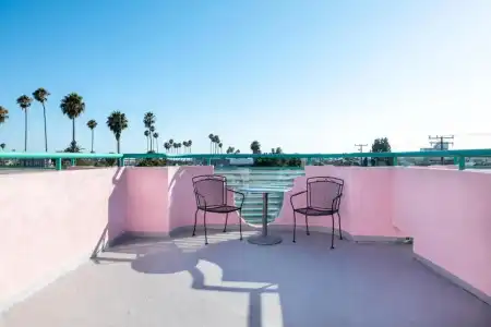Days Inn by Wyndham Santa Monica - 72