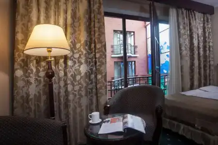 London - 44
