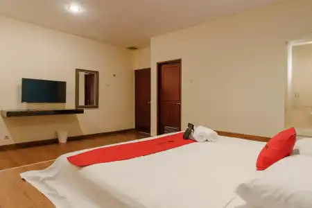 RedDoorz Plus near Ancol - 4