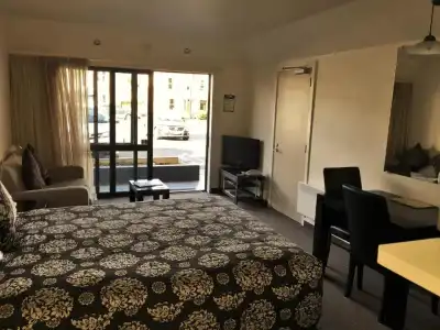 Cable Court Motel - 86