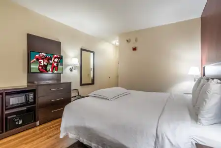 Red Roof Inn PLUS+ Phoenix West - 25