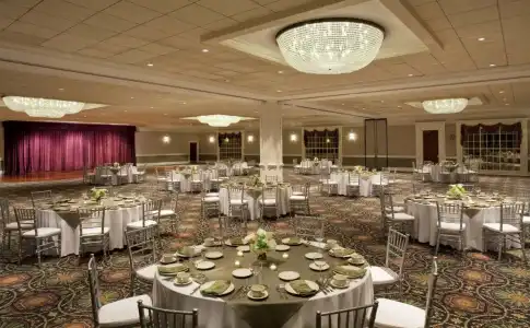Sheraton Greensboro at Four Seasons - 1
