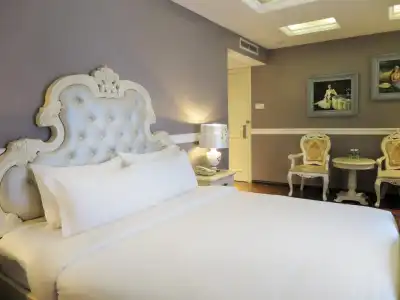 Me Saigon Boutique - 2