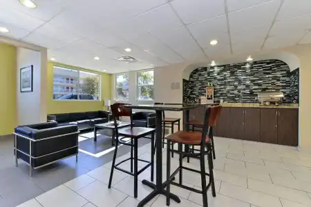 Quality Inn & Suites Fort Worth North - Haltom City - 18