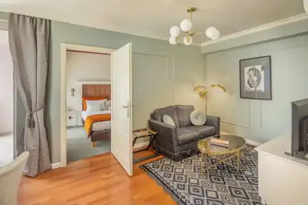 Queen's Court & Residence - 203