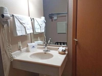 Americas Best Value Inn and Suites Bismarck - 7