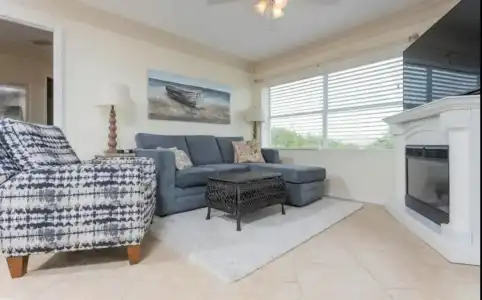Hibiscus Oceanfront Resort - 38