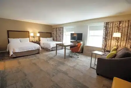 Hampton Inn and Suites Manchester - 52