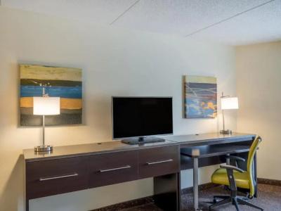 Holiday Inn Greensboro Coliseum by IHG - 44