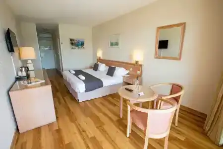 Hôtel la Pinède - 48