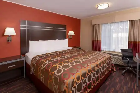 Best Western Plus Raffles Inn & Suites - 40