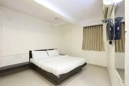Kamran Residency - Near US Embassy - 42
