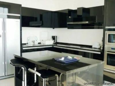 Sunset Plaza Holiday Apartment - 33