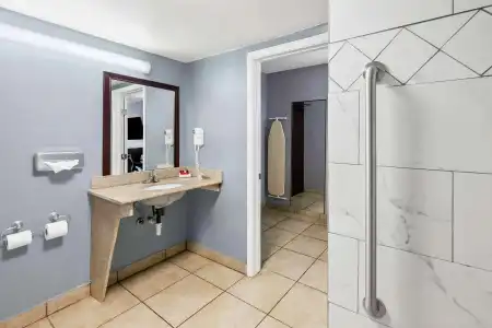 SureStay Plus by Best Western Lubbock Medical Center - 8