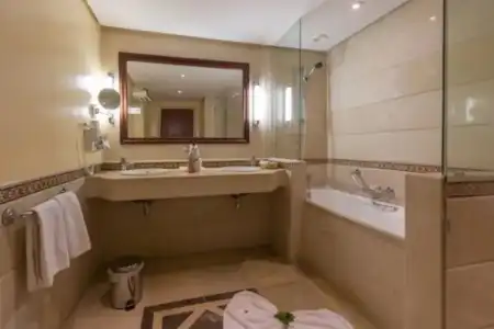 Regency and Spa - 9
