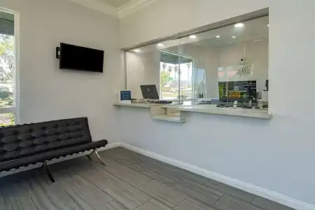 Super 8 by Wyndham San Diego Circle - 2