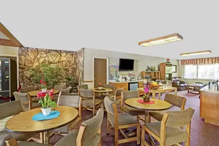 Super 8 by Wyndham Long Beach - 16