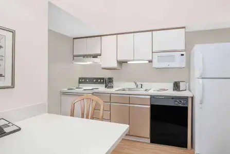 Hawthorn Extended Stay by Wyndham Green Bay - 13