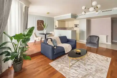 Queen's Court & Residence - 236