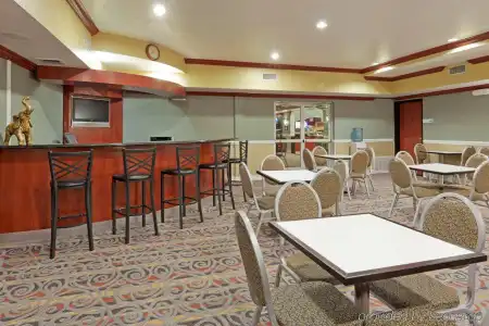 Holiday Inn Express and Suites Bakersfield Central by IHG - 11