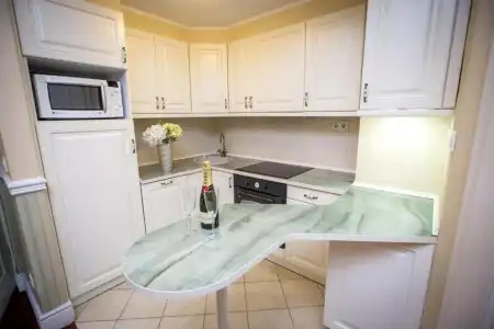 Queen's Court & Residence - 185