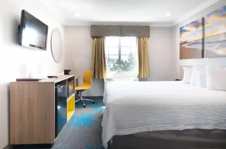 Days Inn by Wyndham Santa Monica - 31