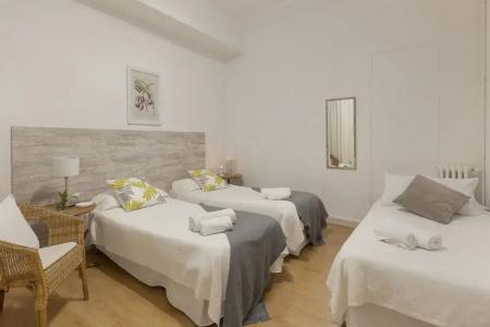Ally's Guest House Barcelona B&B - 29