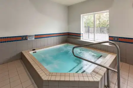 Best Western Plus Burlington Inn & Suites - 13