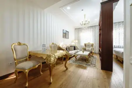 Monday Royal Apart - 306