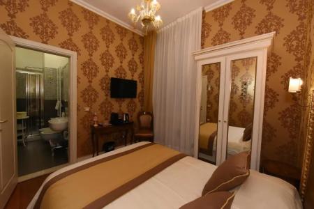 Romantic Escapade in Venice - 29