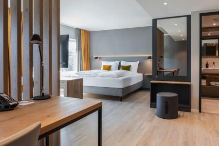 Piazza und Restaurant - 84