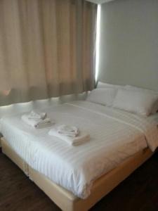 Nantra Silom - 21