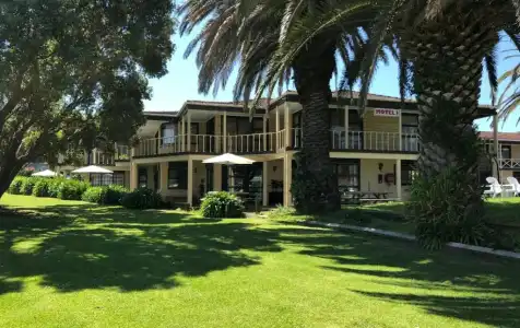 Half Moon Bay Motel - 10
