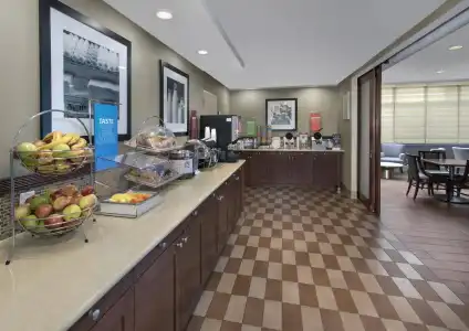 Hampton Inn NY-JFK - 10