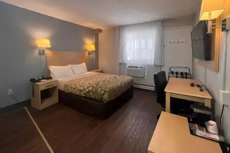 Econo Lodge Motel Village - 61