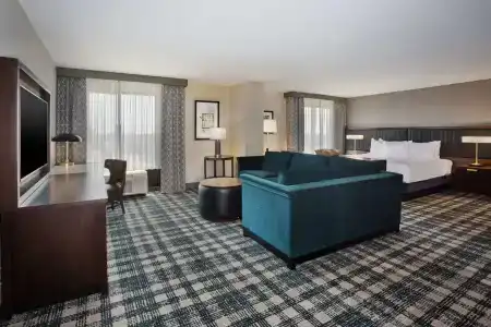 DoubleTree by Hilton - 6