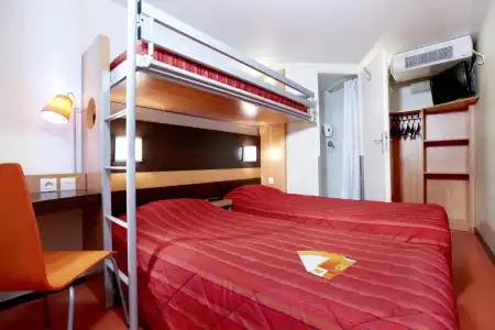Premiere Classe Bourges (6 kms du centre-ville) - 28