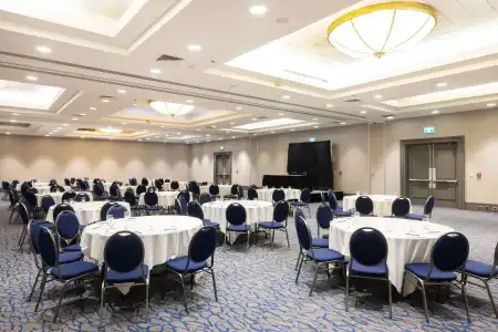 DoubleTree by Hilton Calgary North - 17