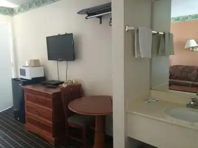 Van Ness Inn - 7