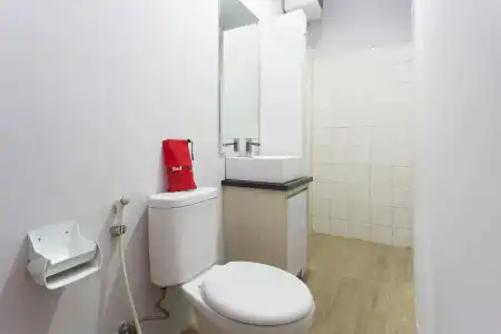 RedDoorz Plus near Cilandak Town Square 2 - 6