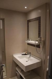 Hôtel Saint Cyr Etoile - 132